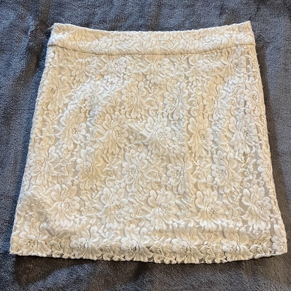Kensie Cream Lace Short Skirt - Picture 2 of 4